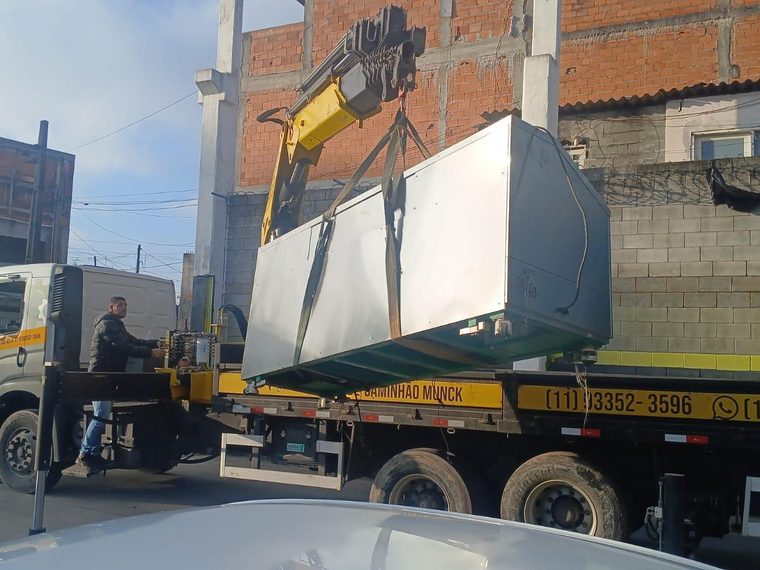 Içamento de equipamento com caminhão munck